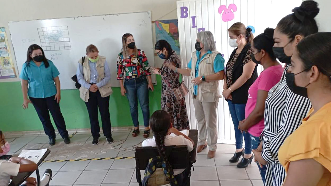 Integrantes de una comunidad escolar reunidos con ProEduca
