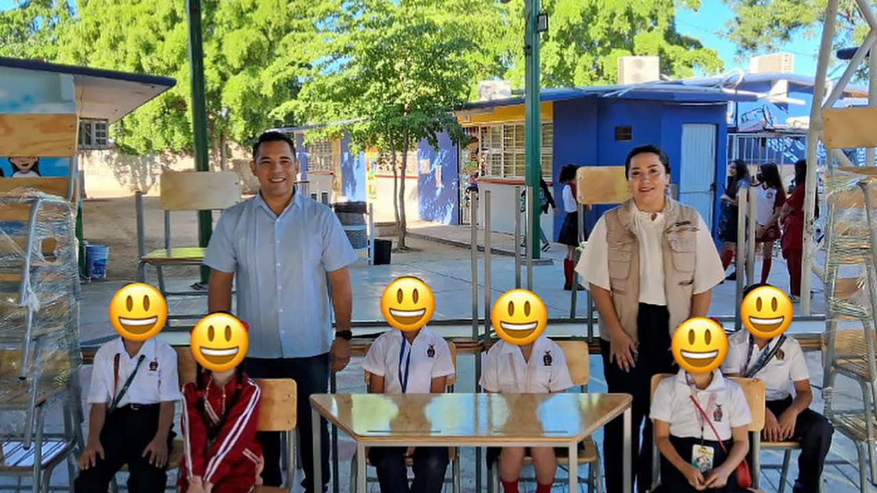 Niñas y niños participan en una actividad escolar al aire libre
