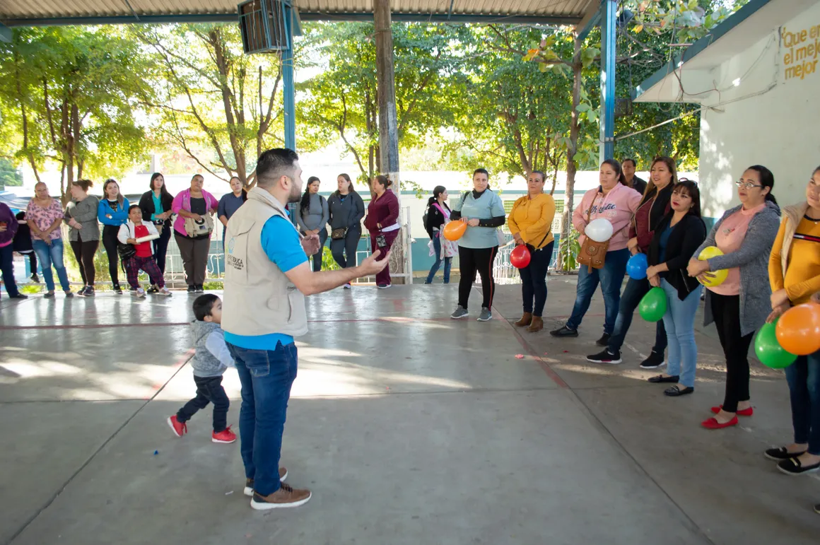 Actividad de voluntariado con una comunidad escolar